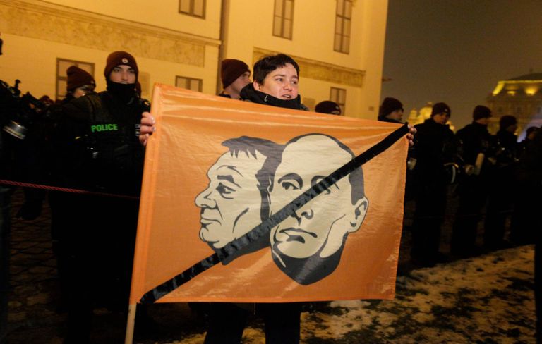 Mullu jõulude eel Ungaris lahvatanud protestidel uue tööseaduse vastu võis näha ka meeleavaldajad, kes heitsid peaminister Viktor Orbánile ette liiga lähedasi suhteid Venemaa riigipea Vladimir Putiniga.