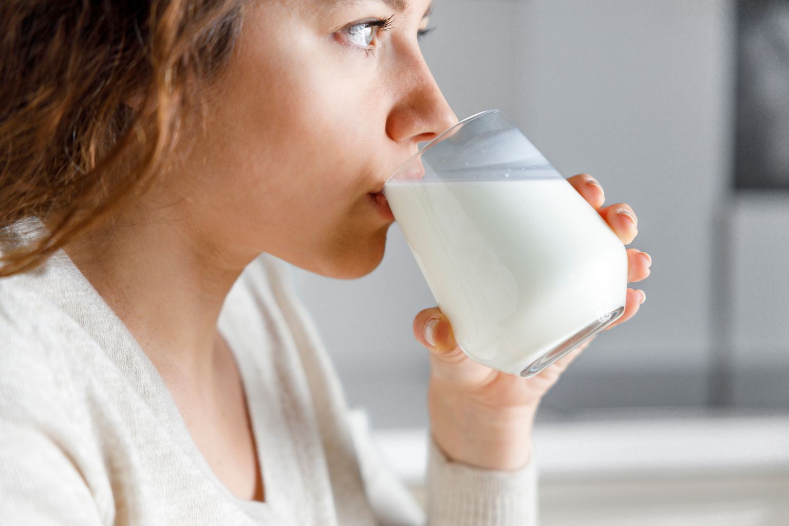 Женщина пьет молоко. Иллюстративное фото