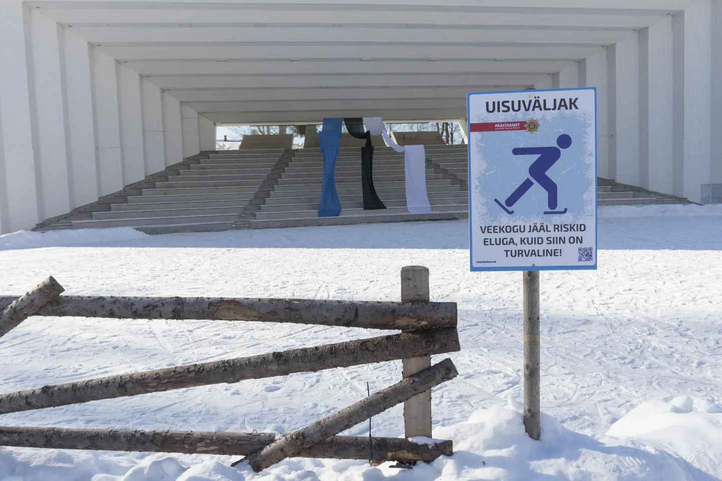 Viljandi laululava esine jääväljak saab nädalapäevade jagu kosuda ja tuleval laupäeval pakub see uisutajatele säramiseks taas pinda.