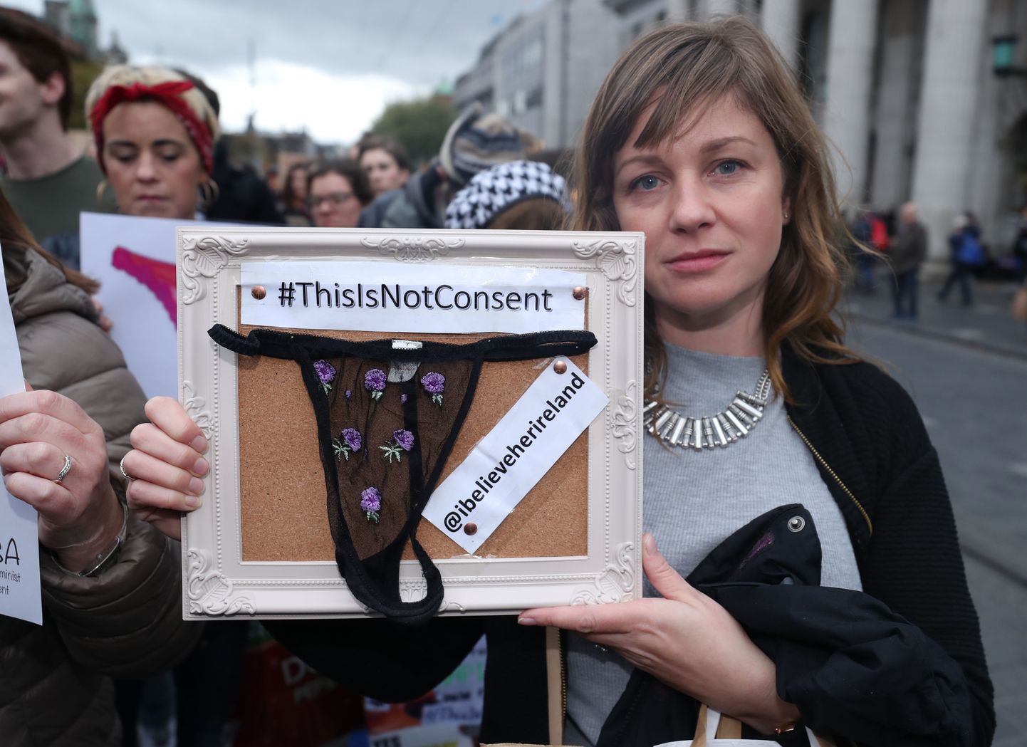 Inimesed kogunesid Dublinis tänavatele, et protestida 17-aastase tüdruku vägistamisjuhtumi kohtuotsuse vastu.