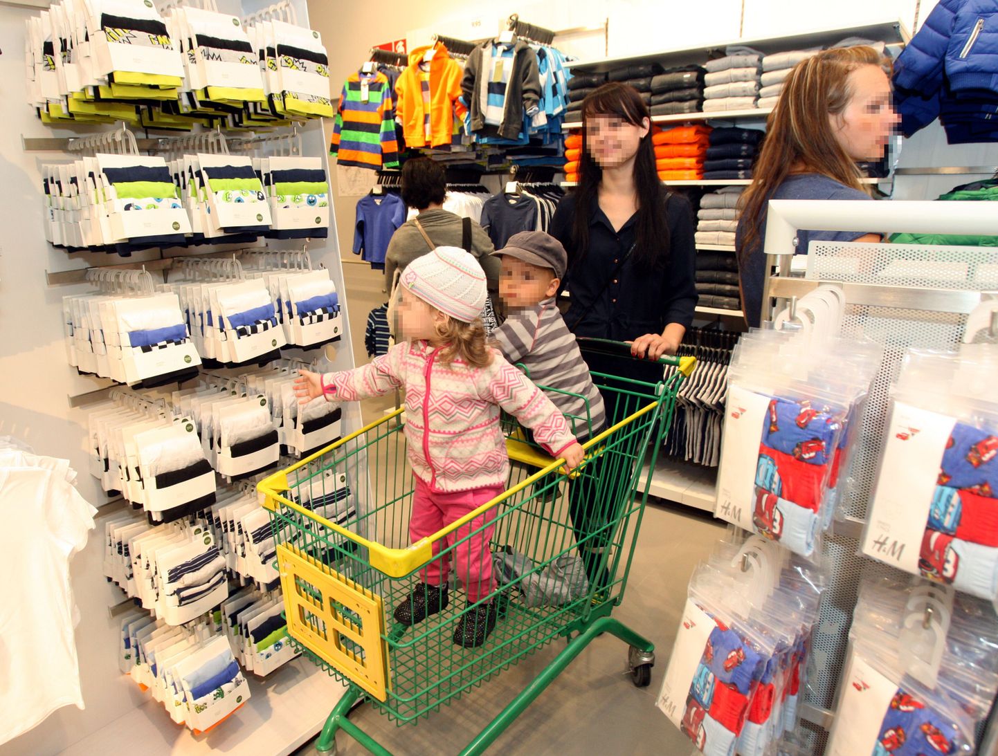 Paljud vanemad panevad lapsed ostukärusse seisma.