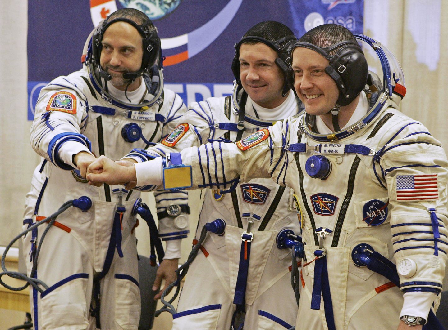 Vene kosmosemissiooni Sojuz TMA-13 meeskond: (vasakult) USA kosmoseturist Richard Garriott, Vene kosmonaut Juri Lontšakov ja USA astronaut Michael Fincke.
