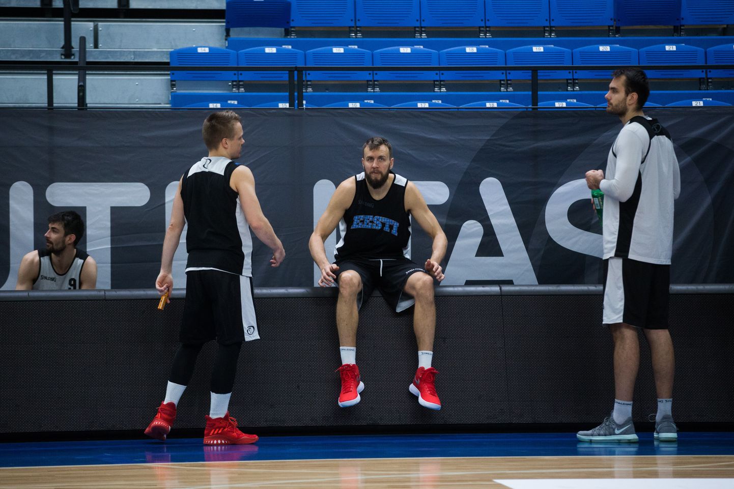 Janar Talts (keskel) Eesti koondise tänahommikusel treeningul.