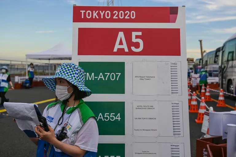 Vabatahtlik Tokyo olümpiamängude meediakeskuse juures.