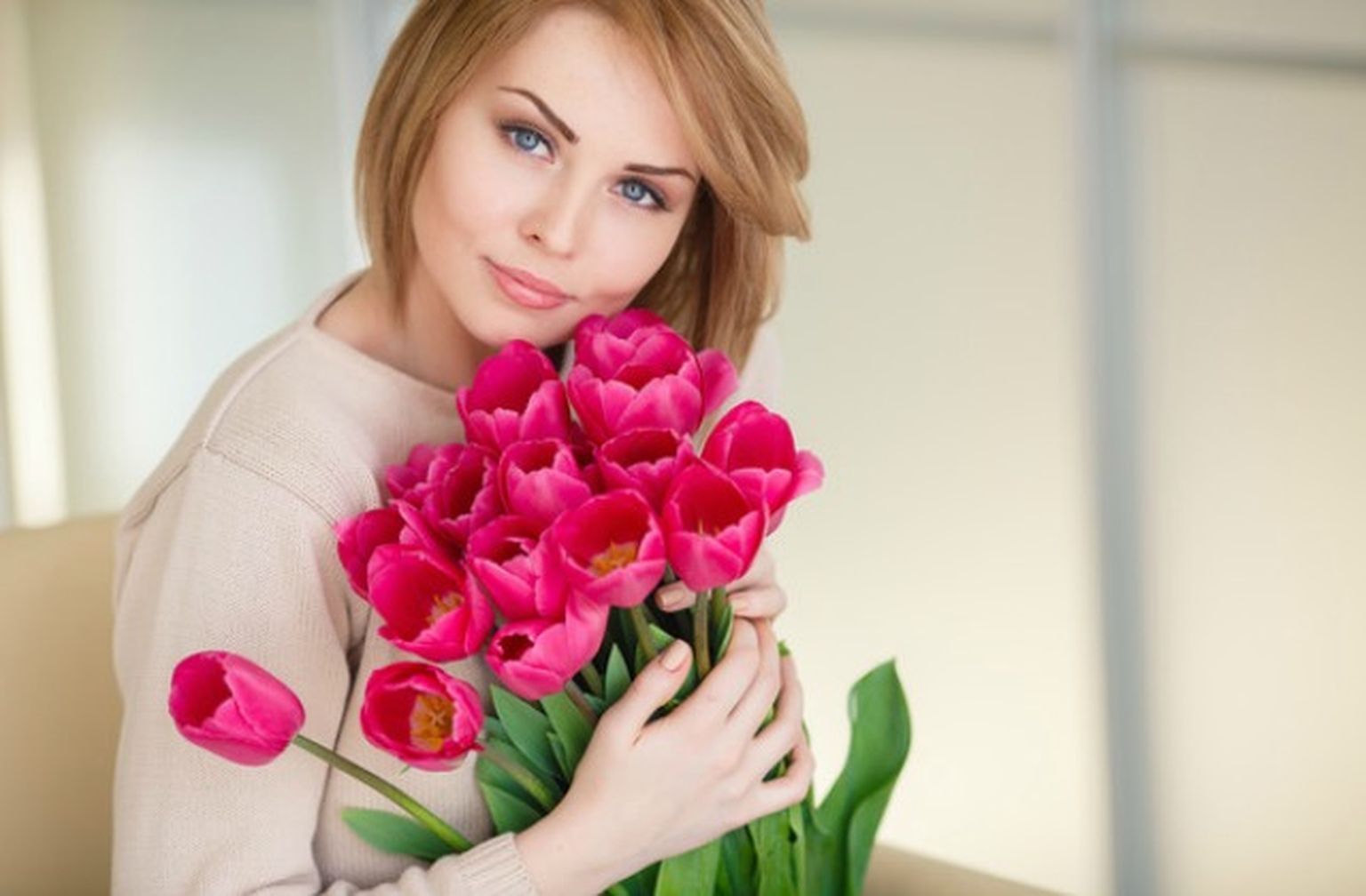 Женщина с букетом тюльпанов