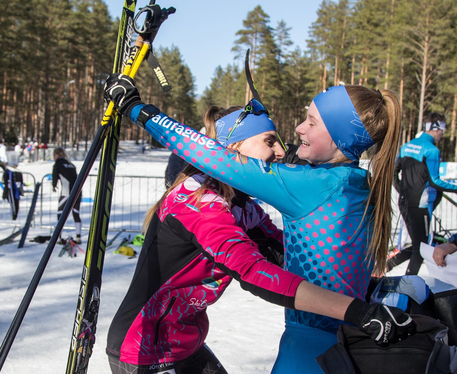 Минуты радости иллукаских девочек Авели Уусталу и Херты Раяс непосредственно после завоевания серебряных медалей чемпионата Эстонии на родном лыжном стадионе в Паннъярве.