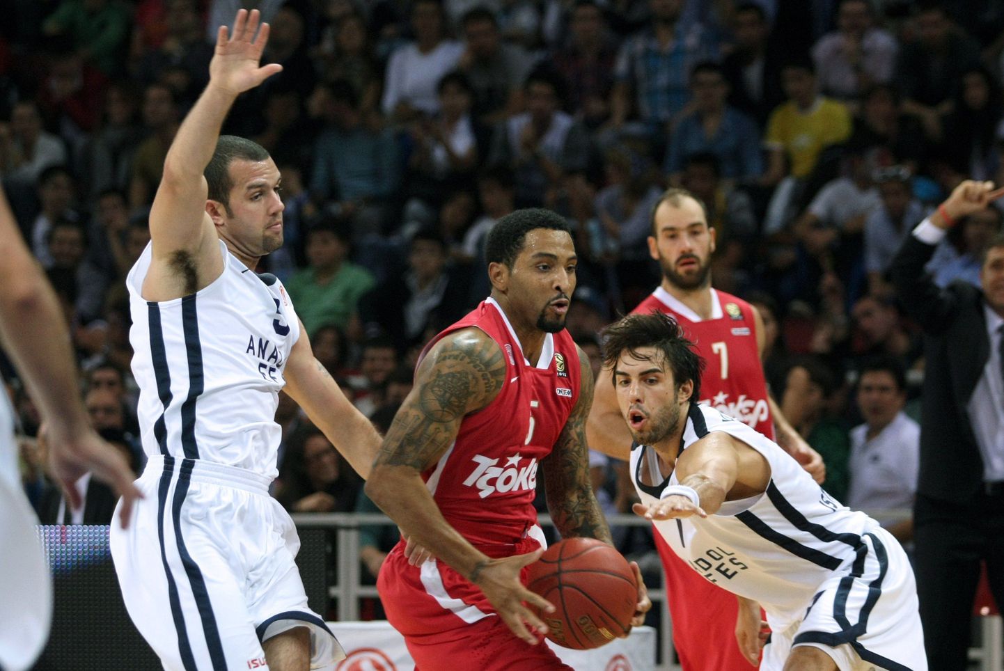 Pireuse Olympiakos ja Anadolu Efes selgitavad poolfinalisti.