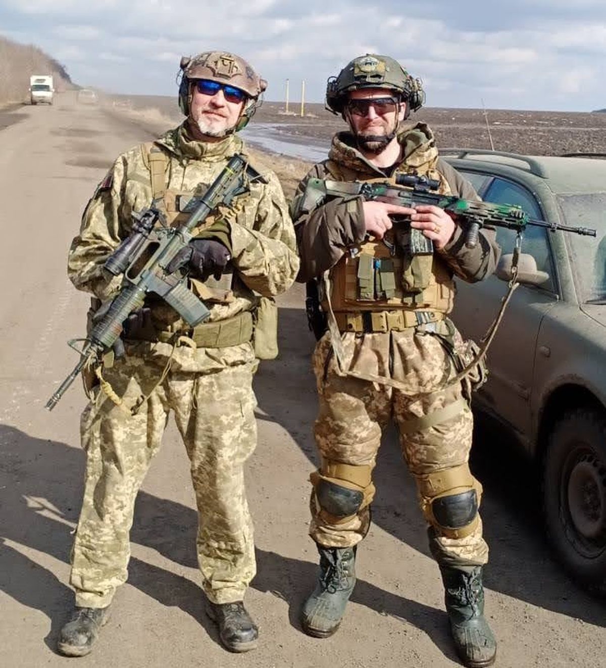 Оливер Метс (слева) с сослуживцем на фронте, Украина.