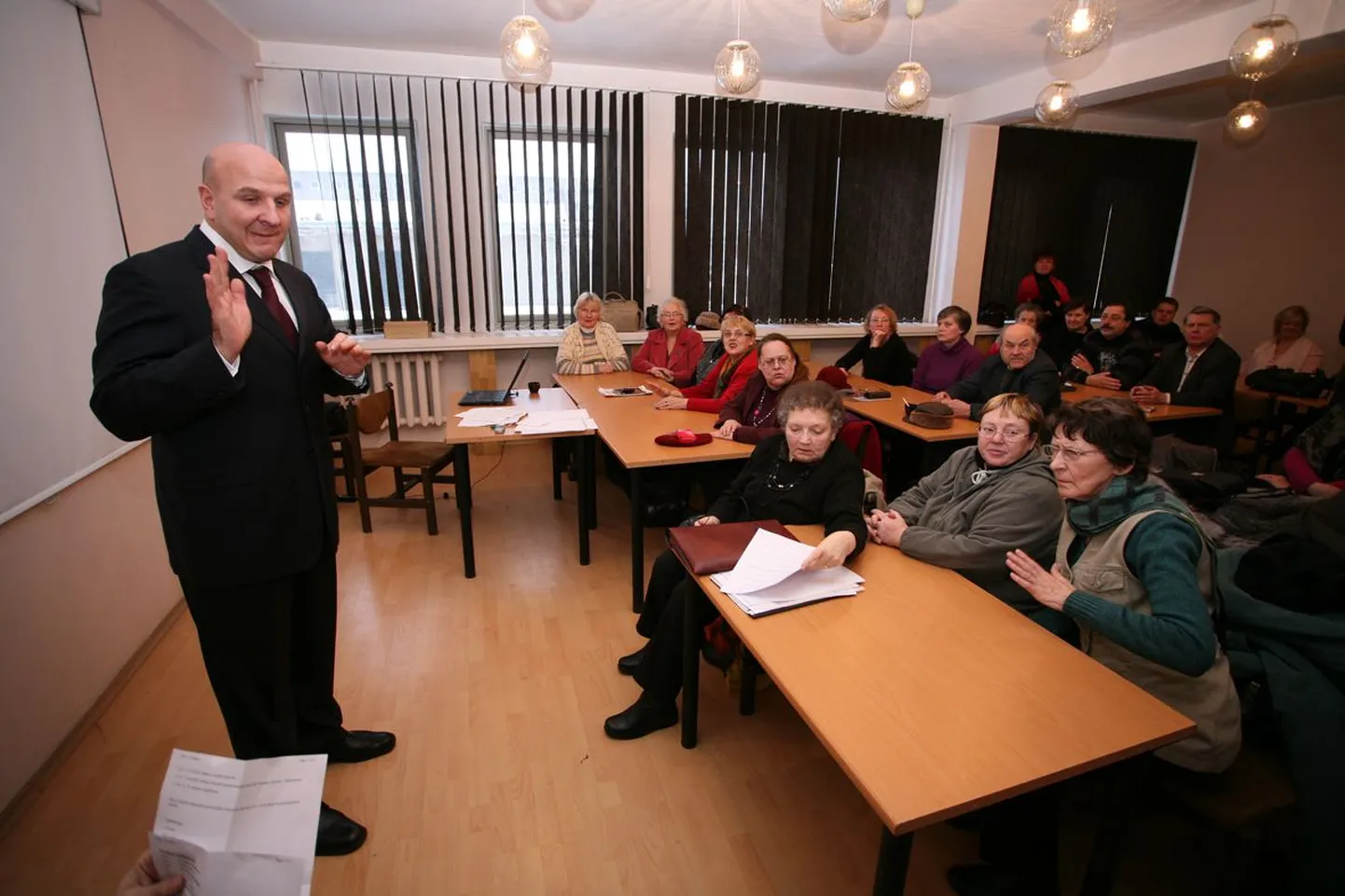 Eesti korteriühistute liidu üldkoosolekul jagunesid volinikud kahte leeri. Üks osa neist pidas Andres Jaadla juhtimisel koosolekut kultuurikeskuse õppeklassis.