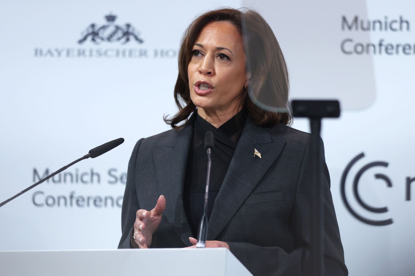 USA asepresident Kamala Harris kõneleb Müncheni julgeolekukonverentsil.