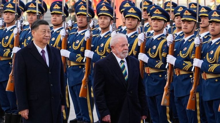 Китайский председатель-коммунист Си Цзиньпин и бразильский президент-социалист Лула да Силва хотели бы обойтись без долларов, но пока не могут