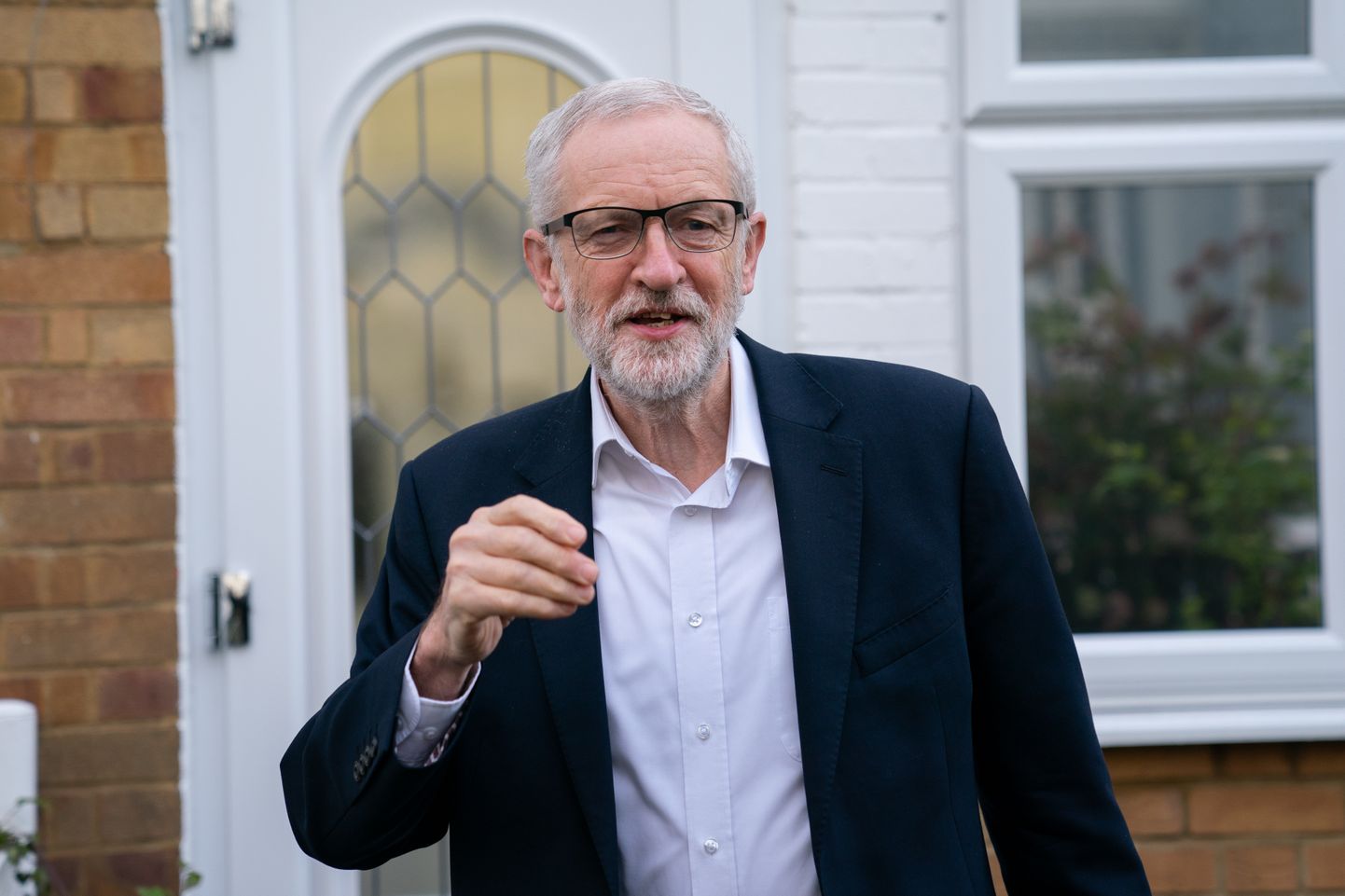 Briti opositsioonijuht Jeremy Corbyn kolmapäeva hommikul oma Londoni kodu juures.