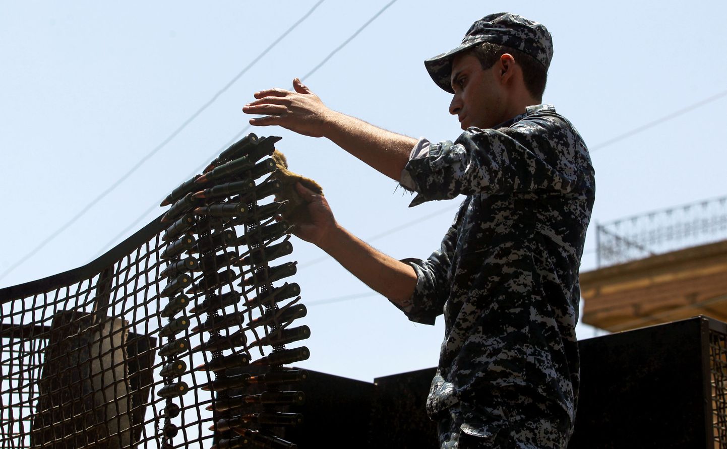 Mosulis patrulliv Iraagi sõdur kontrollib oma kuulipildujalinti.