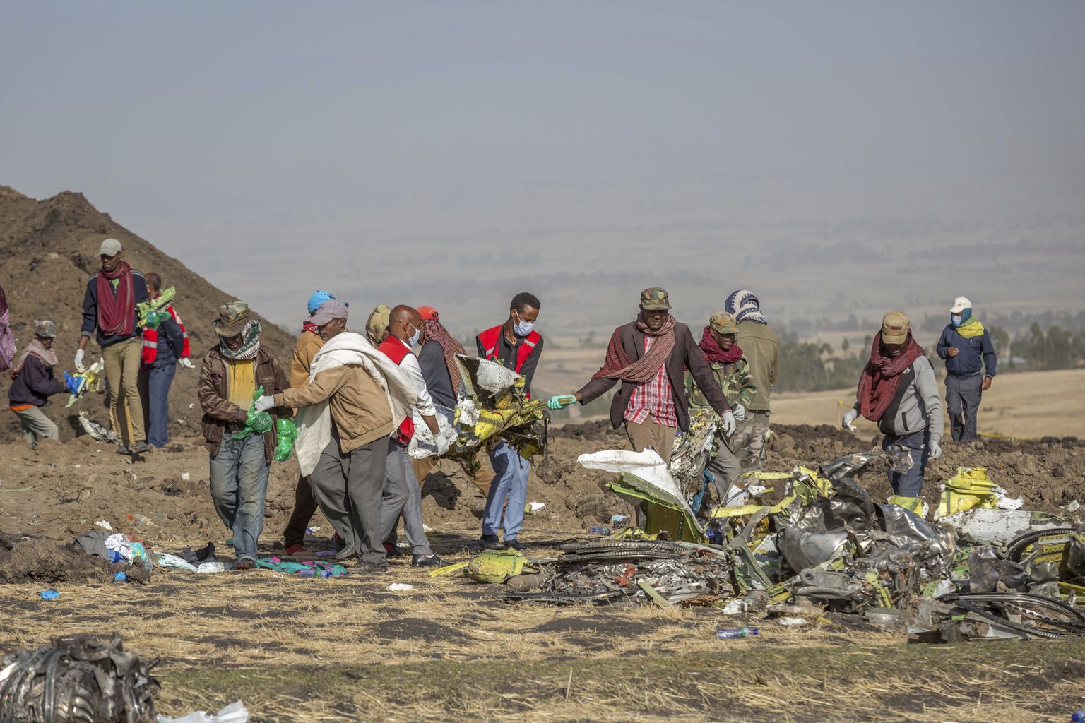 Etioopia päästetöötajad tegutsemas Ethiopian Airlinesi reisilennuki allakukkumiskohas 10. märtsil 2019.