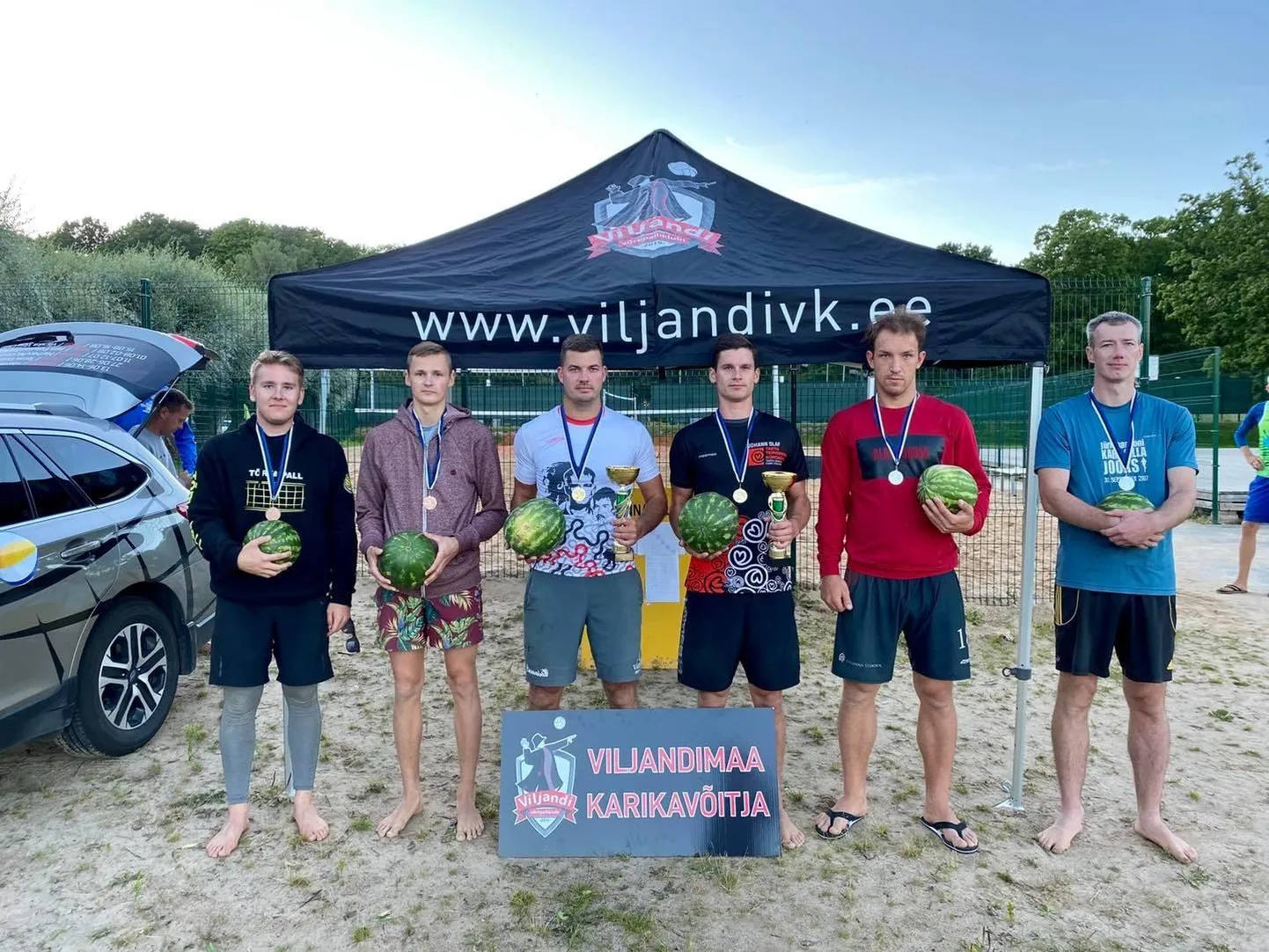 Kolme etapi kokkuvõttes teenisid Viljandimaa rannavolle karikavõistluste üldvõidu tartlased Steven Meilus ja Johann Olaf Lääne. Fotol (vasakult) Raigo Mõts, Kurmo Külm, Steven Meilus, Johann Olaf Lääne, Riivo Rüütel ja Ragnar Pähn.