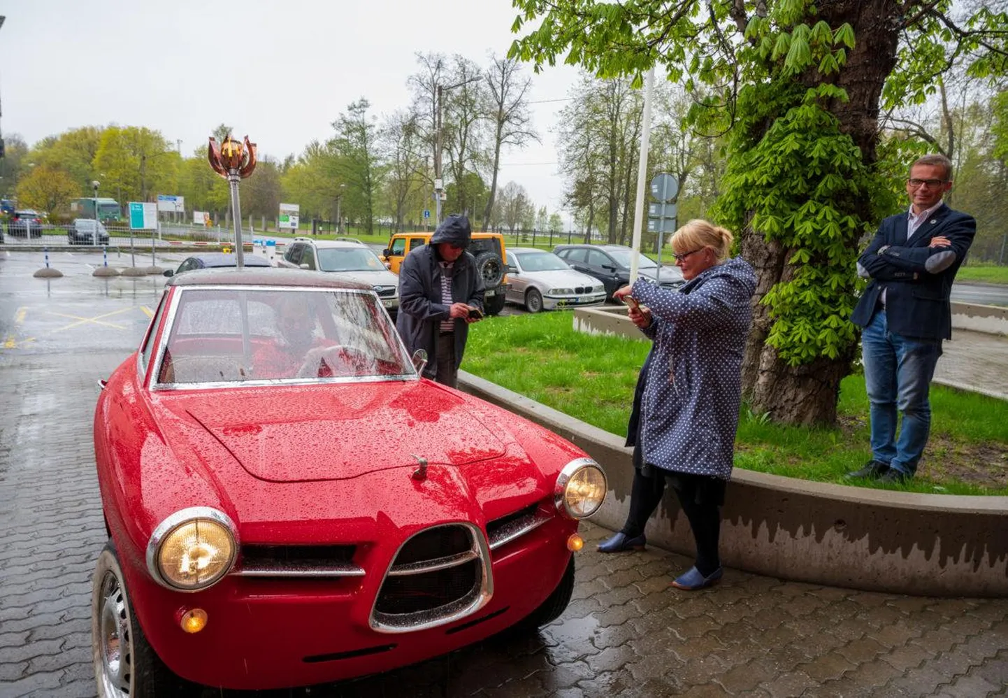 Eestis leiutatud ja valmis tehtud elektriauto Nobe, mis koos tulega 1. juunist teele asudes teekonna kaasa teeb.
