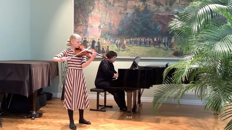 Minna Emilia Vürst ja kontsertmeister Jana Ojala.
