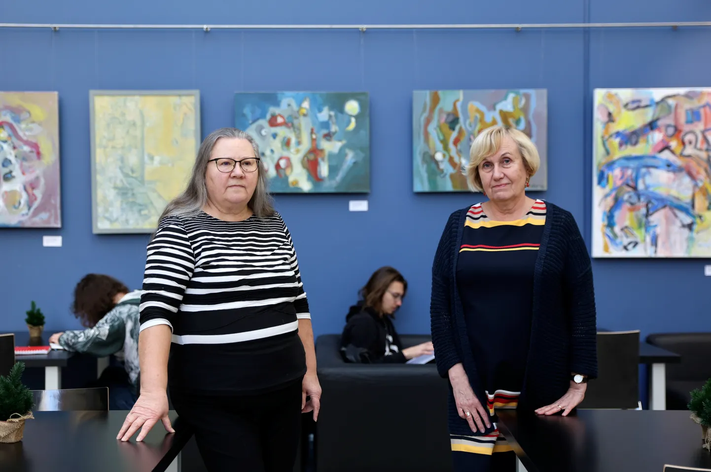 Sirje Piir (vasakul) ja Lemme Haldre on oma teosed ritta sättinud tonaalsuse järgi. Omicumi näituse pealkirigi on «Värvivarjundid».