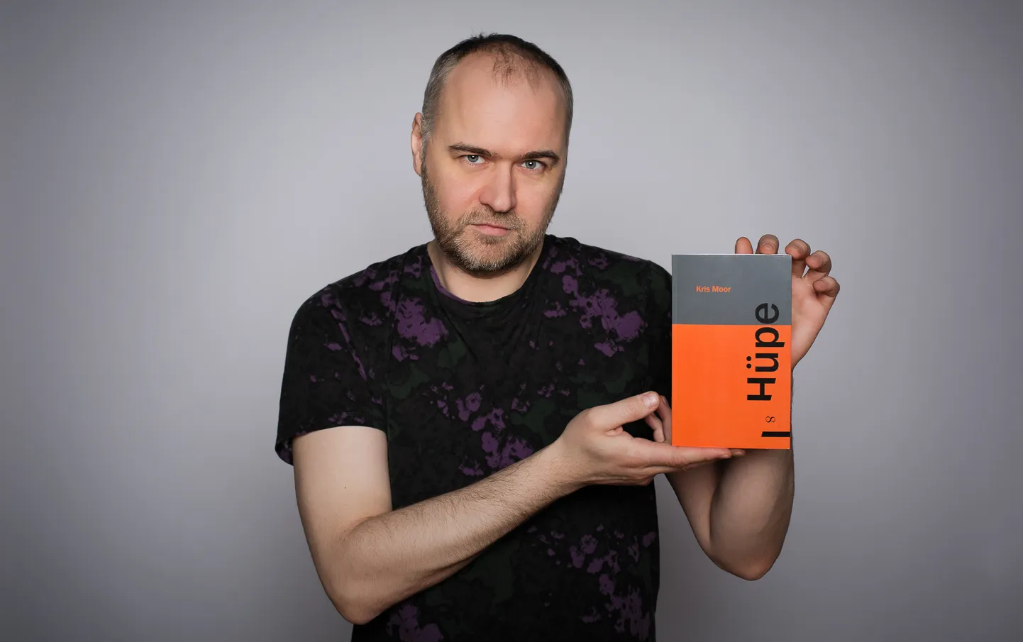 Kris Moor esitleb oma esimest luulekogu „Hüpe”.