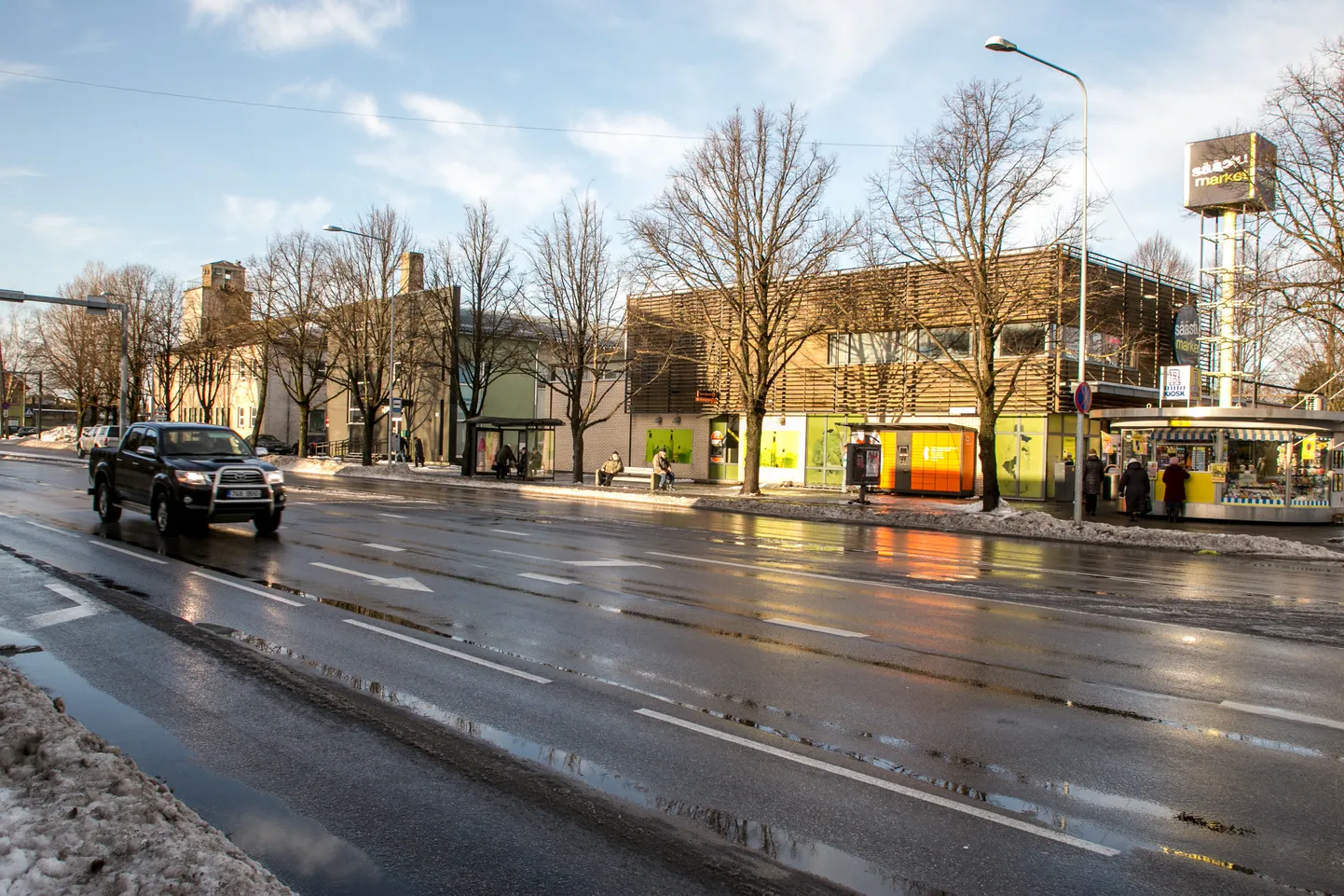 Võrreldes olemasoleva Rimi hoonega nihkub planeeritav hoone suurel määral Uus-Sauga tänava poole.