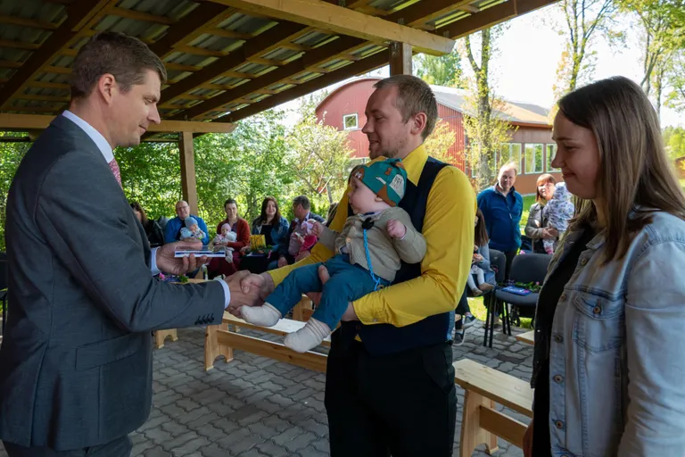 Väikeste vallakodanike vanematel surus kätt vallavanem Mikk Järv.