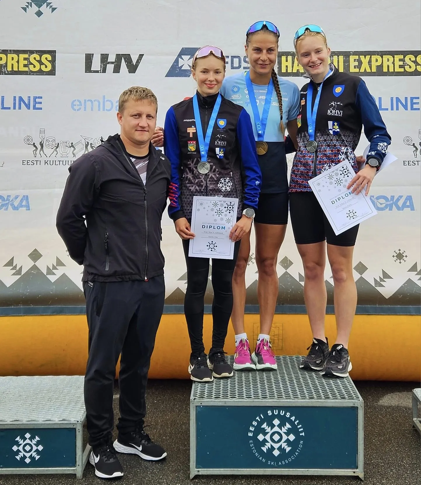 Alutaguse suusaklubi treener Avo Sambla ning medalivõitjad Anette Ahu, Aveli Uustalu ja Herta Rajas Tehvandi suusastaadionil.