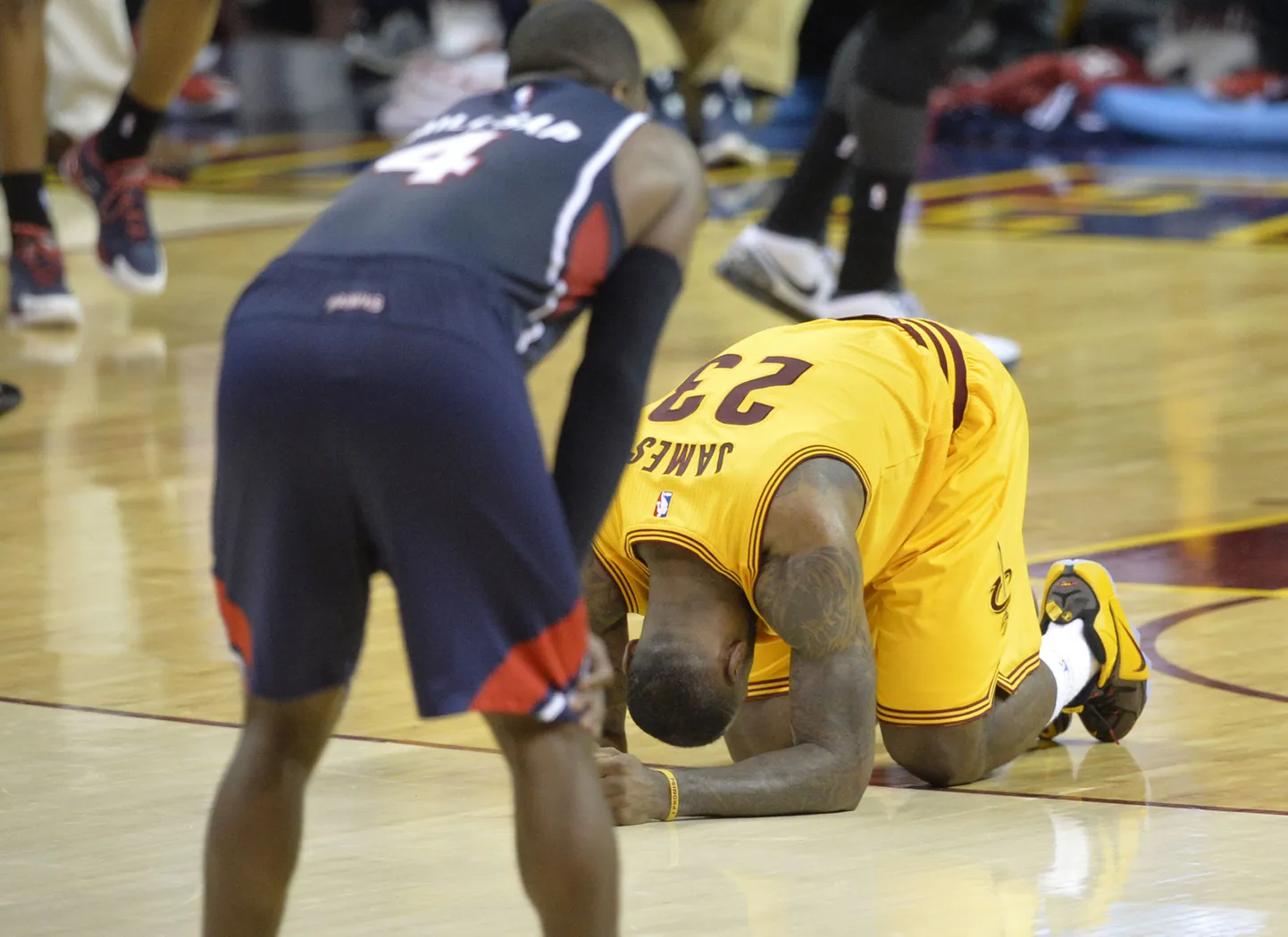 LeBron James (paremal) pärast võitu.