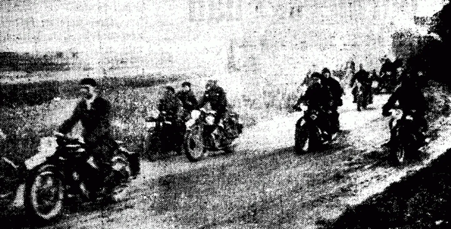 1936. Mootorratturid-tähesõitjad jõudsid tagasi olümpialt. Saabumine Sauele.