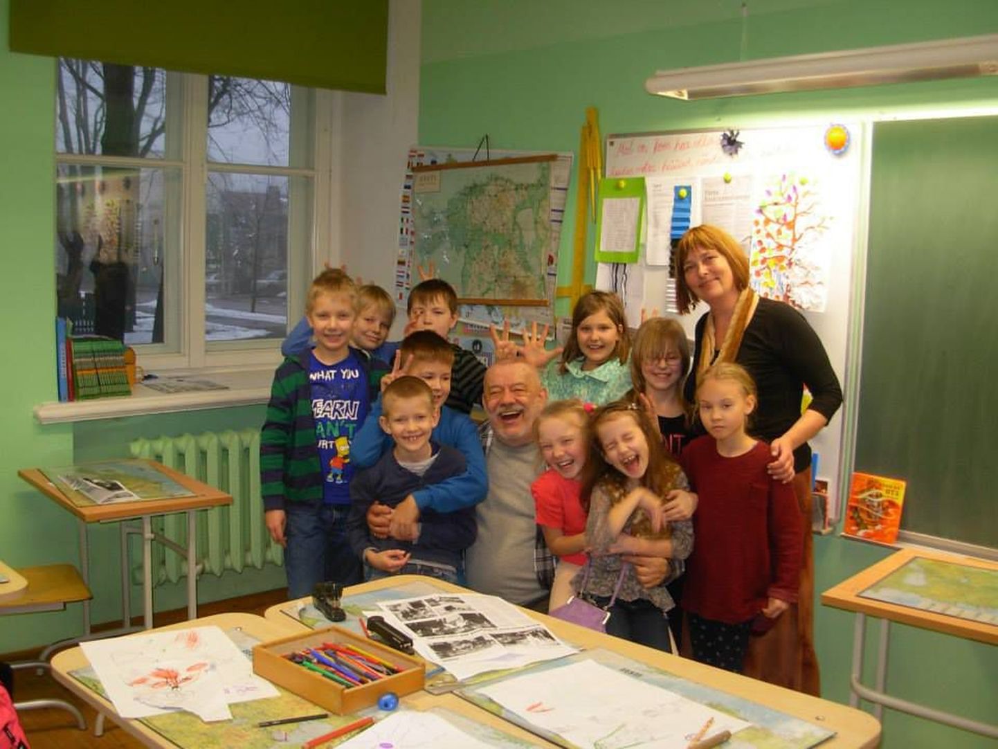 Vanalinna kooli lapsed võeti filmilindile ja neid saab televiisorist näha, kui president Pärnu Endlas teenetemärke üle annab.