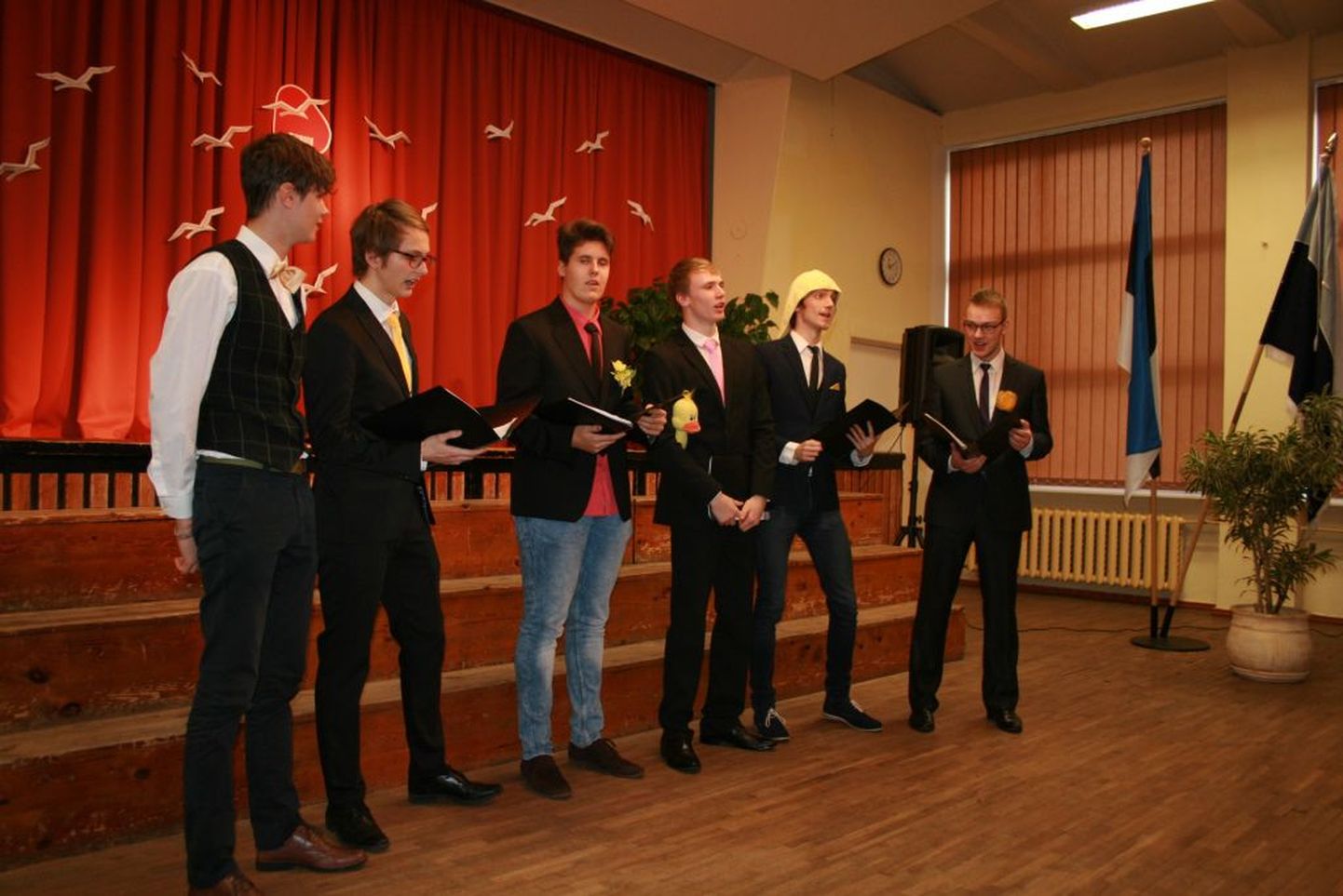 Pärnu ühisgümnaasiumi noormeeste lauluansambel Jõgeva Kollane esitas kooli aastapäeval Pärnu  koolireformist inspireeritud laulu „Koolivõrgu tvist“.