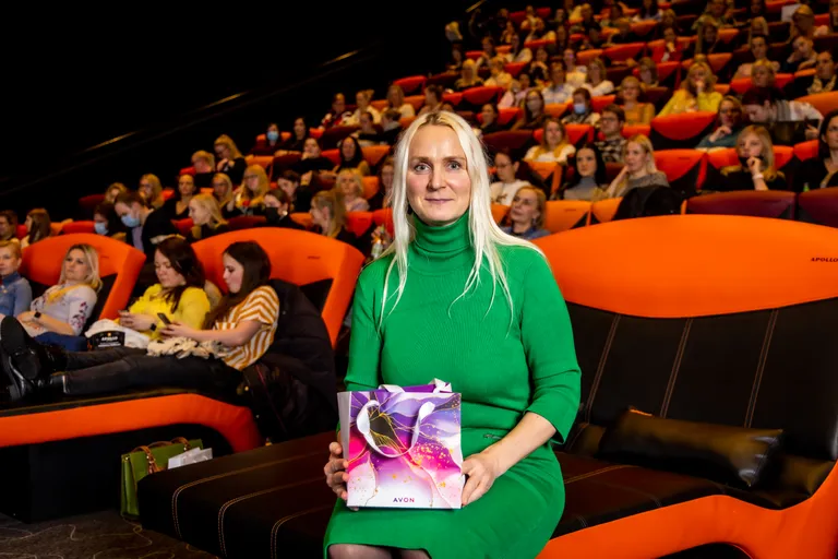 Avoni uhke ilukingituse võitis kaunitar säravrohelises kleidis.