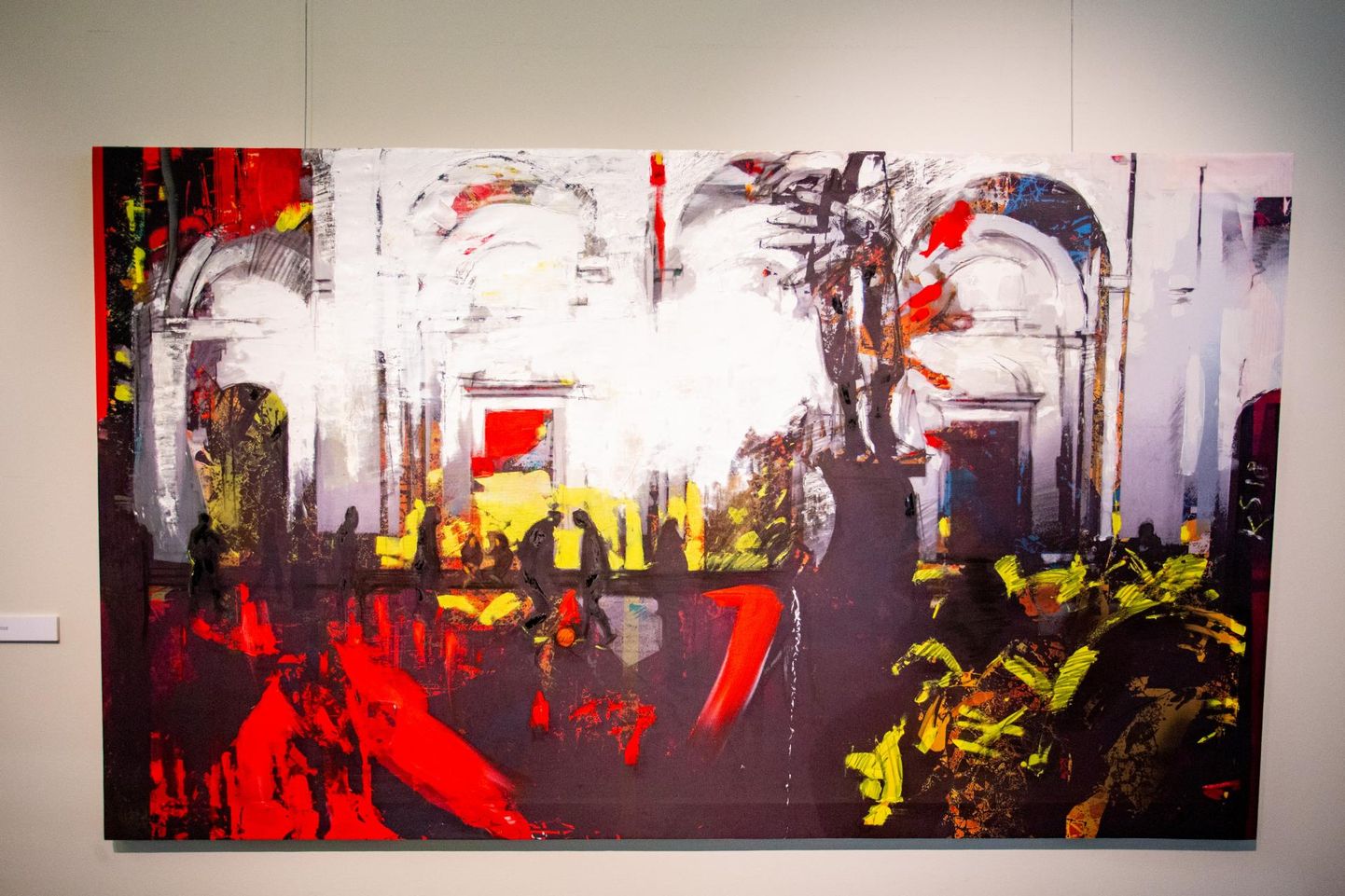 Krista Simson ja tema maal “Agul” näitusel “Agul”.
