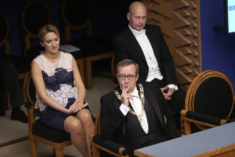 10 aastat presidendiametit pidanud Toomas Hendrik Ilves annab täna ameti üle Kersti Kaljulaidile.