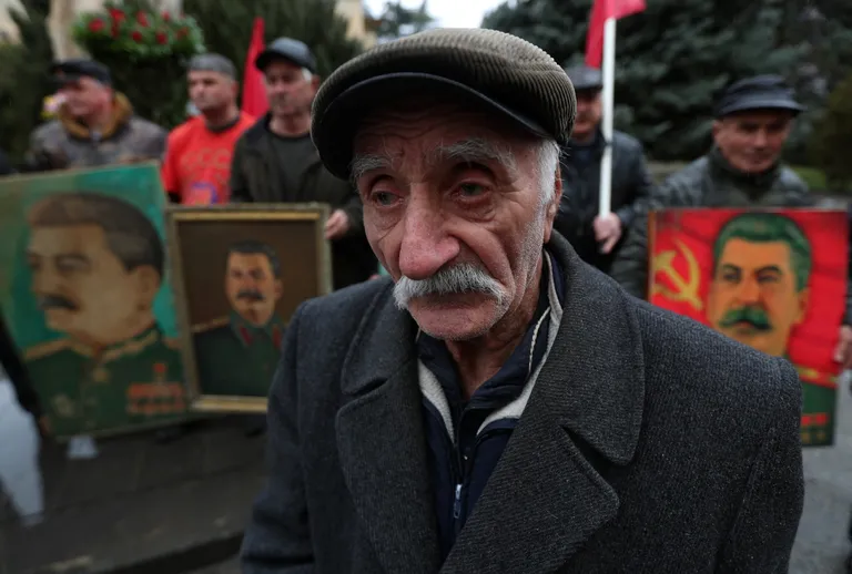 Мужчина участвует в памятных мероприятиях в день 70-летия кончины Сталина, родина советского диктатора, Гори, Грузия, 5 марта 2023 года. Фото: