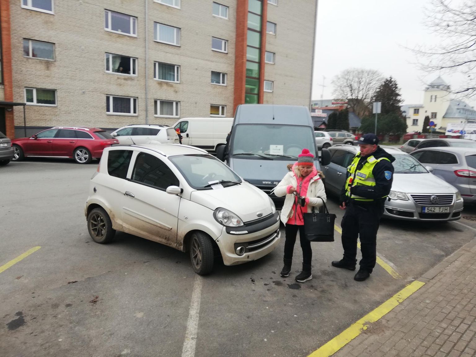 Полиция выписала водителю штраф за неправильную парковку.