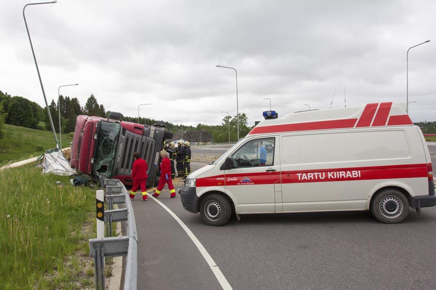 Mullu tegi kiirabi liiklusõnnetuste pärast 116 väljasõitu. Pildil on 27. mail Viiratsi ringristmikul juhtunud õnnetus.