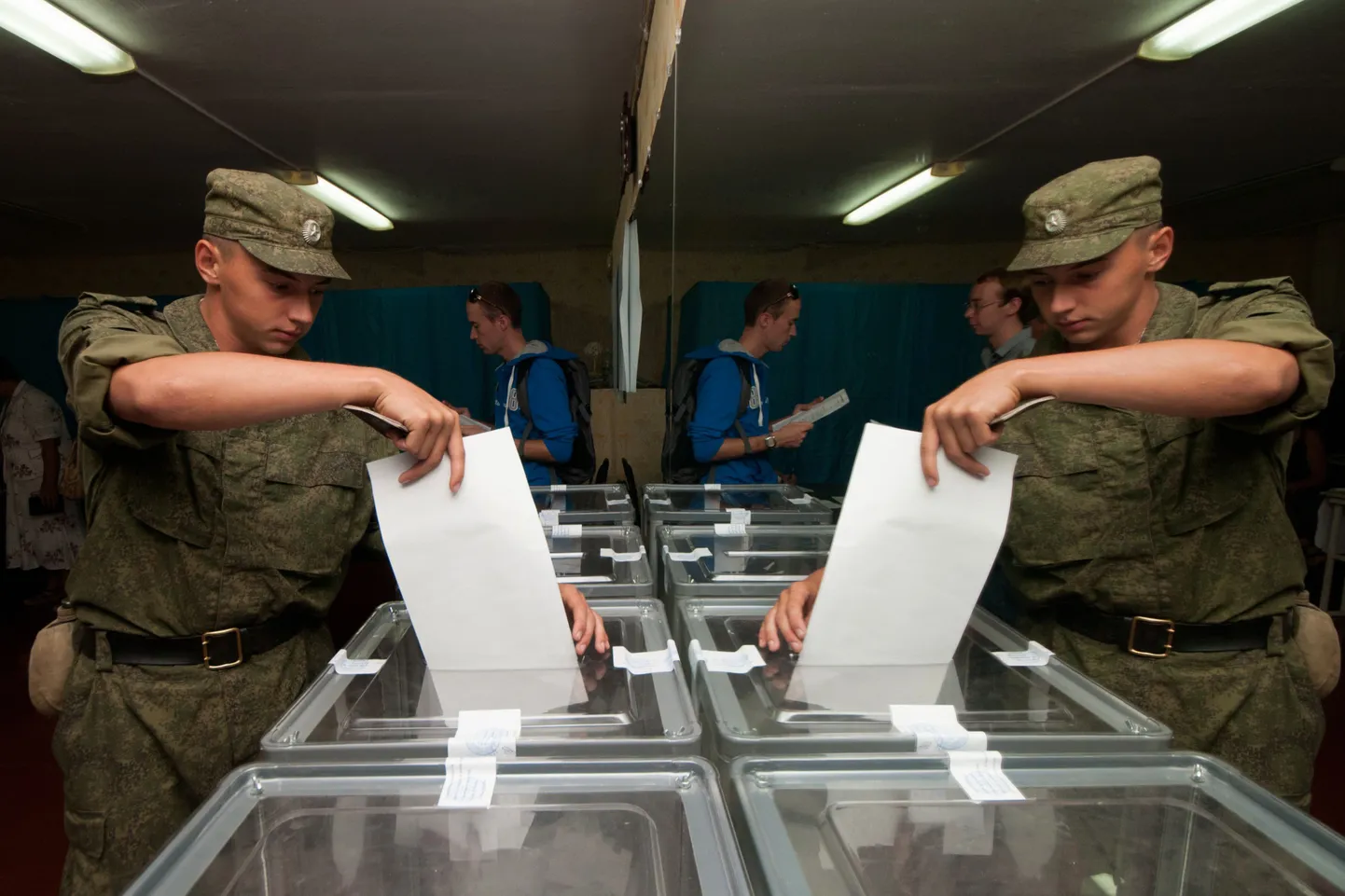 Vene sõdur valimiskasti juures Sevastopolis.