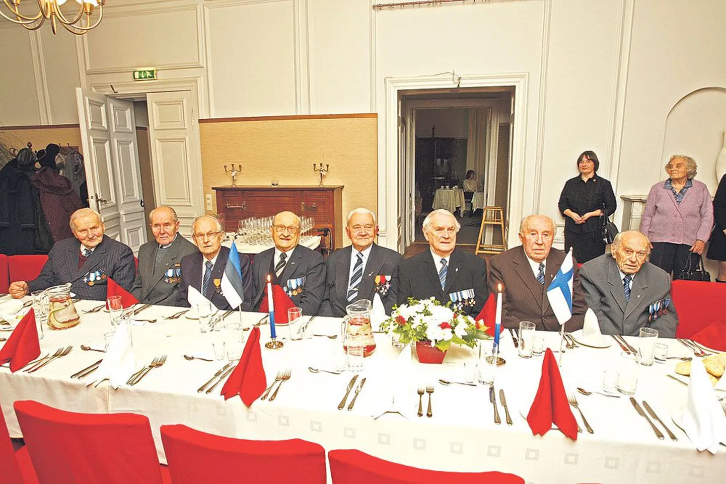 Soome Vabariigi auks korraldatud pidusöögil istuvad Jaak Laarmann (vasakult), Endel Sakson, Evald Mäepalu, Hans Karro, Harri Kask, Vaino Sirel, Leonhard Kangro ja Heinrich Schneider. Põhiroaks serveeriti koha ning laua pealt ei puudunud Marskin ryyppy ehk marssal Mannerheimi naps, mis koosneb akvaviidist, vermutist ja džinnist.