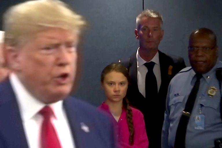 Greta Thunberg vaatamas Donald Trumpi saabumist ÜRO peahoonesse New Yorgis. Meedia sõnul näitas tüdruk näoilmega, mida ta Trumpist arvab