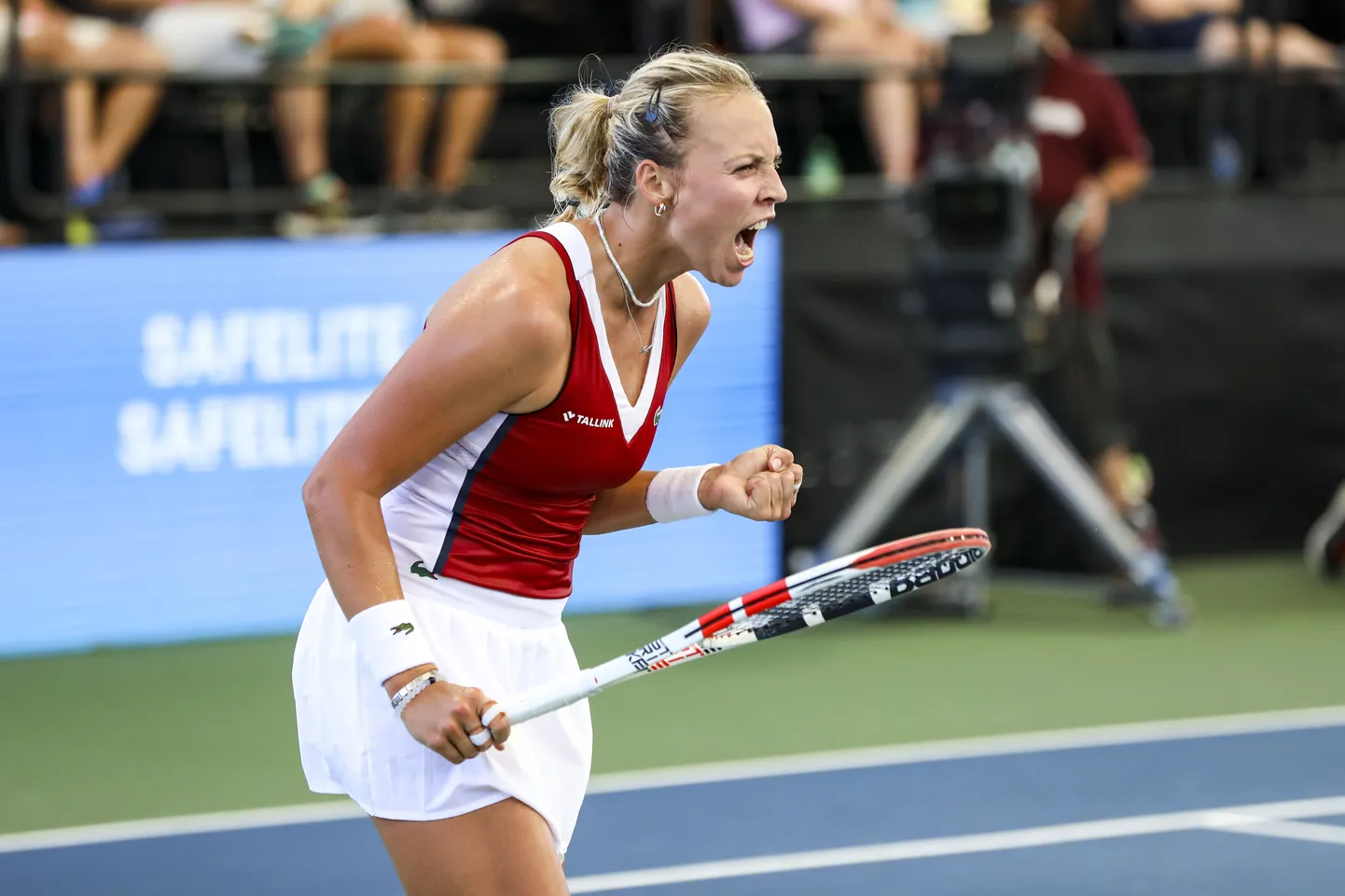 Anett Kontaveit nautimas oma võidukarjet.