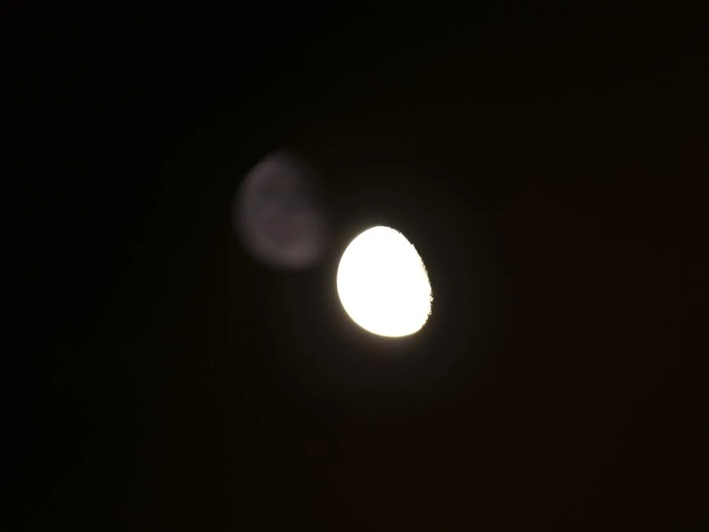 Foto kuust ja selle peegeldusest on tehtud 22. veebruaril kell veerand viis varahommikul.