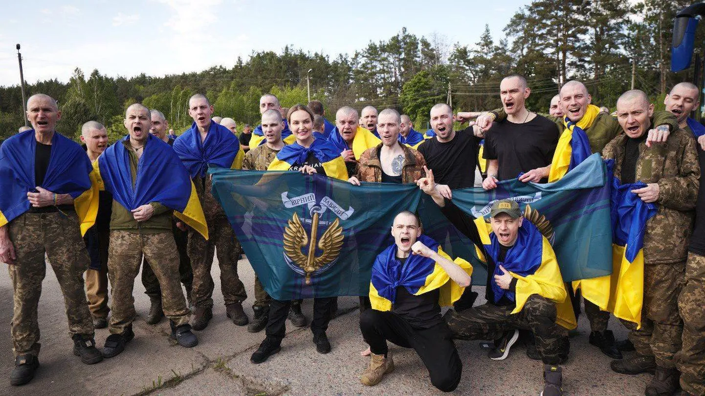 Зеленский опубликовал фото освобожденных украинских военных