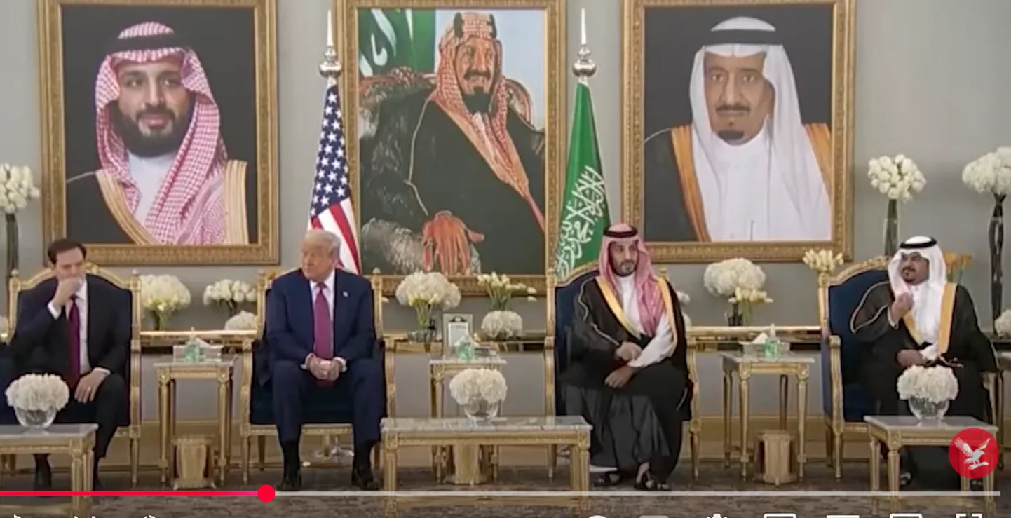 USA president Donald Trump võttis 13. mail 2025 Saudi Araabias kroonprints Mohammed bin Salmaniga kohtumisel kohvitassi vastu, kuid ei joonud sellest. Arvatakse, et Saudi Araabia telekanal Al-Arabiya töötles hiljem kaadrit, et näidata Trumpi kohvi joomas. Saudi Araabia jaoks on see solvang, kui pakutud kohvi ei jooda.