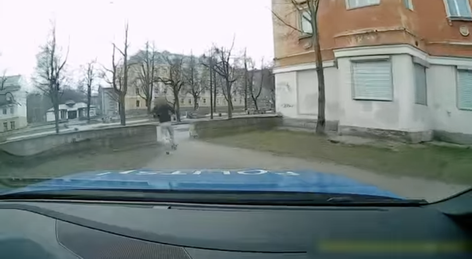 Vīrietis Igaunijā bēg no policijas.