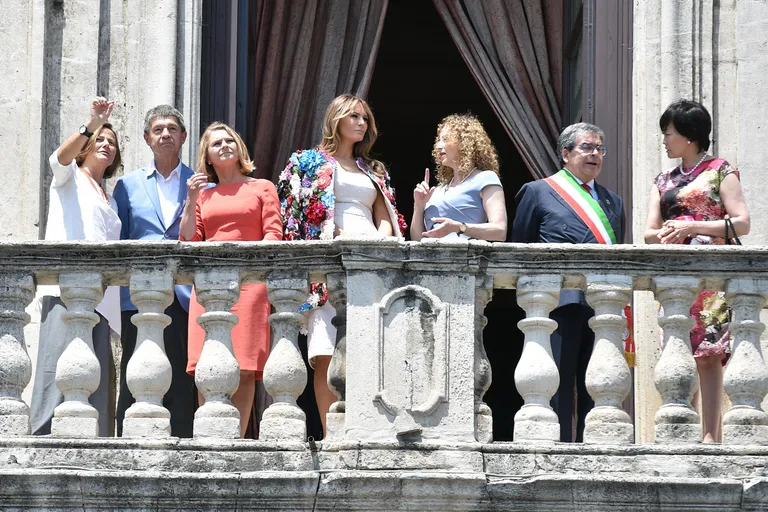 Joachim Sauer ning Ühendkuningriikide, Kanada, Prantsusmaa, Jaapani, USA ja Itaalia juhtide esileedid-saatjad Catania linnapeaga G7 kohtumise ajal aega parajaks tegemas.