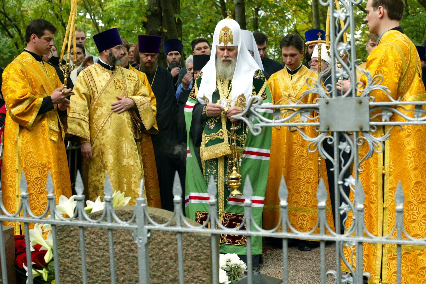 Patriarh Aleksius II 2003. aasta Eesti visiidi ajal oma vanemate haual, mis asub Tallinna siselinna kalmistul.