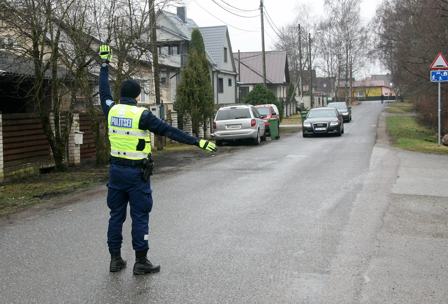 Enim teevad elanikele muret kiirustavad autojuhid kitsastel tänavatel, kus pole kõnniteid, ning liiklustalgute ajal püütakse ennekõike just seal raske jalaga juhte ohjeldada.