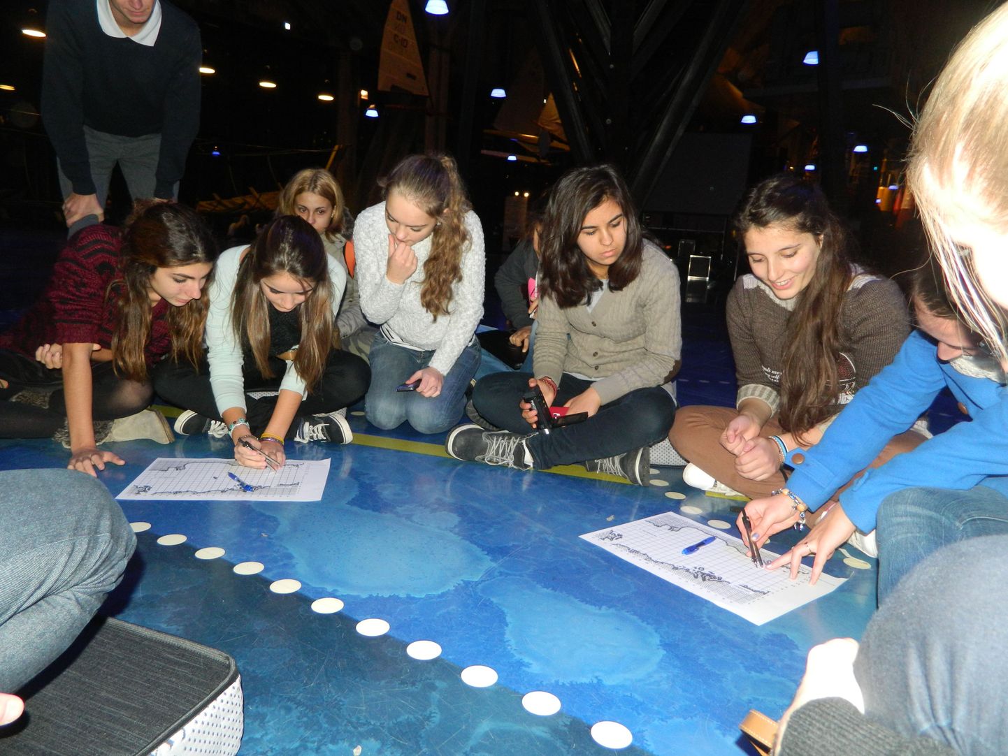 Koidula kooli õpilased uurivad Comeniuse projekti raames võõrliike. Pildil on õpilased meremuuseumis praktikumis.