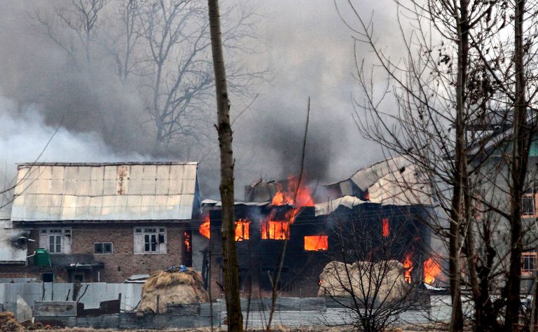 Põlev maja Pulwama piirkonnas Kashmiris, kus mässulised väidetavalt end varjasid. Tulevahetuses hoone lähistel sai surma kokku üheksa inimest.