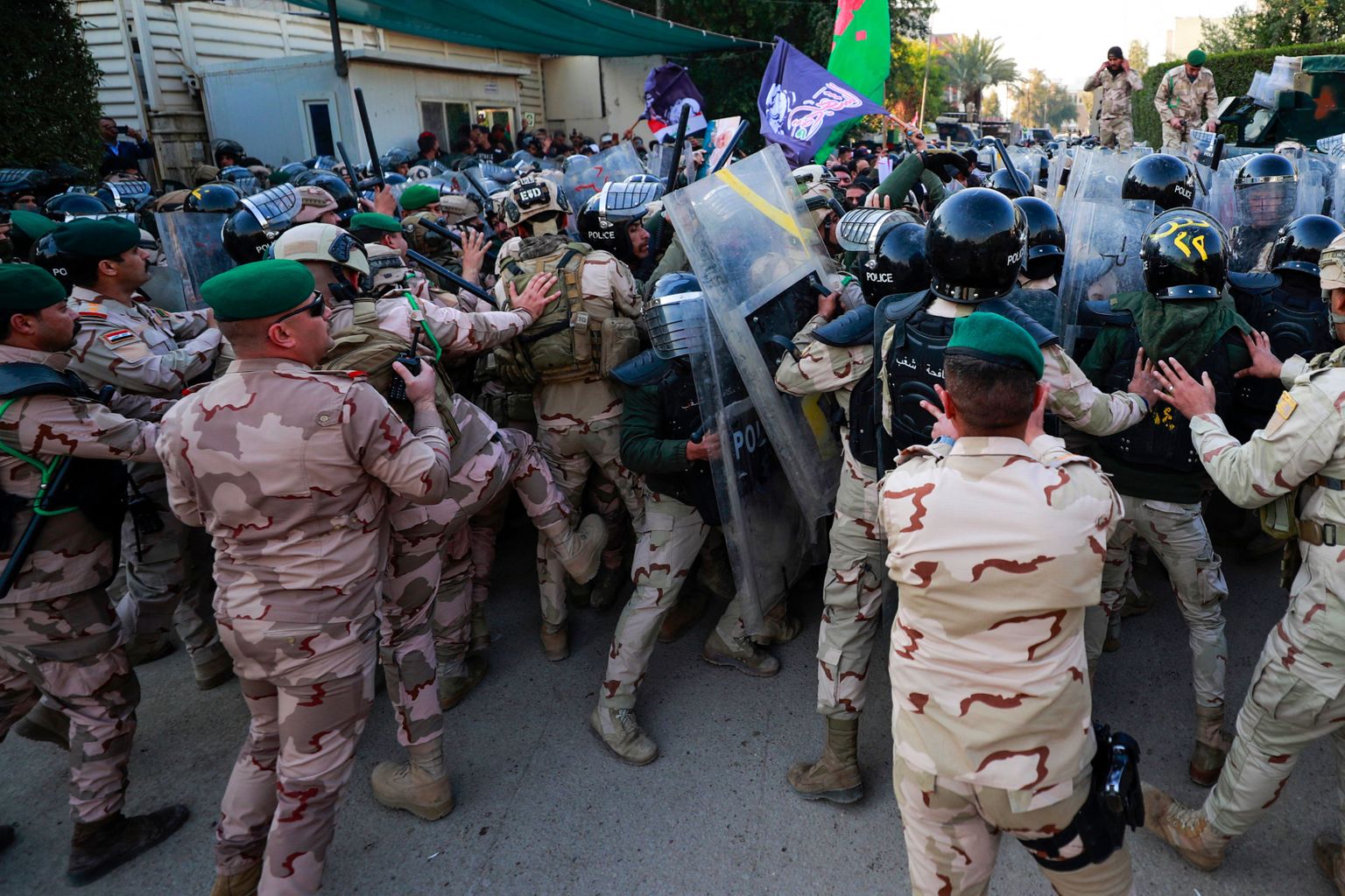 Iraagi märulipolitsei kähmleb meeleavaldajatega Bagdadis pärast koraani põletamist Stockholmis 23. jaanuar 2023.